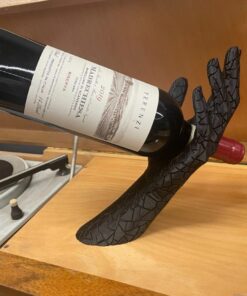 Hand als Wein Halterung - Fliegende Weinfalsche im Hand / Arm Design